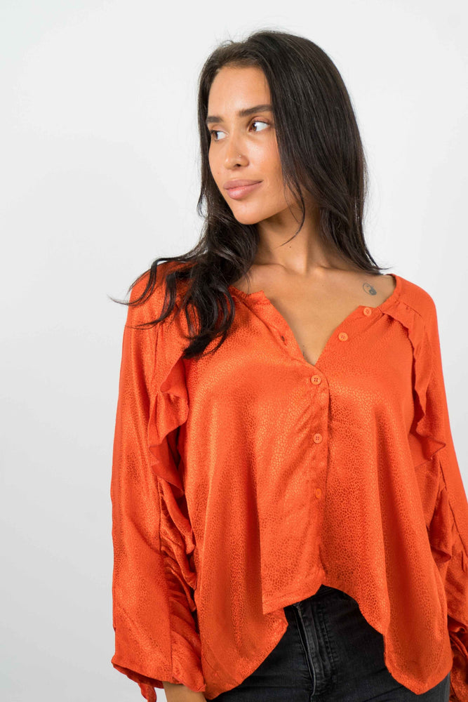 Backless tangerine shirt. With wide ruffled sleeves. This shirt is in textured satin.