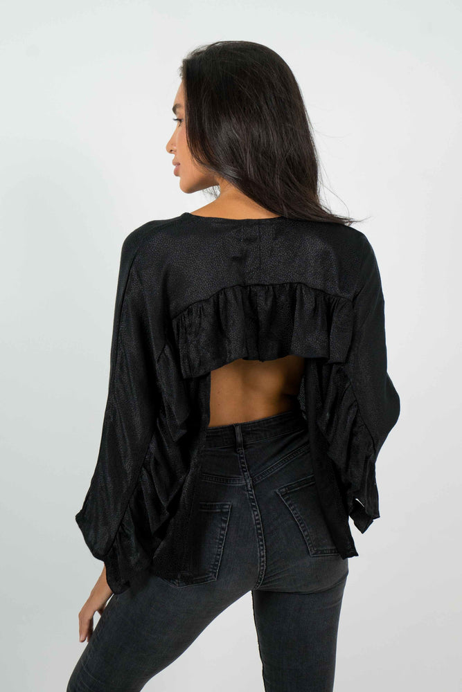 Black shirt with a square bare back. Large ruffled sleeves, in satin material.