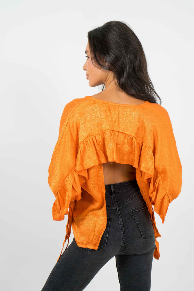 Orange shirt with a square bare back. Large ruffled sleeves, in satin material.
