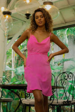 Short pink dress with bare back, fluid. With thin adjustable straps, crossed in the back.