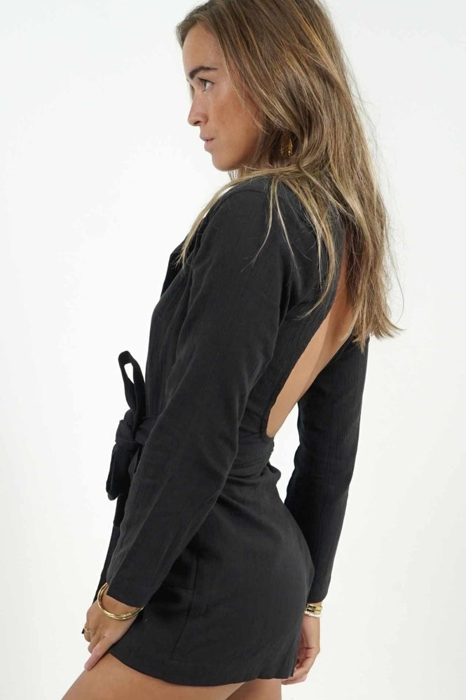 
            
                Load image into Gallery viewer, Backless playsuit in black, 100% in linen by Back Cartel. You have a cute belt to adjust your waist.
            
        