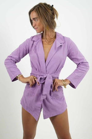 Linen playsuit blazer in purple. You can adjust the open neckline with the waist belt.