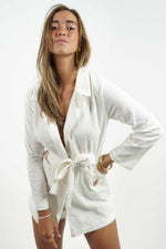 White backless playsuit. Made in 100% linen. With a blazer neckline and a belt that you can adjust at the waist.