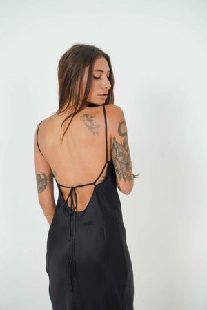 
            
                Load image into Gallery viewer, The Pacar 2.0 long dress is THE dress of the season. Its fabric and his long open back makes this dress the perfect asset for a long night out.
            
        