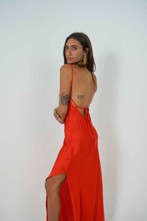 Long backless dress in red satin. You can tie the laces at the back.