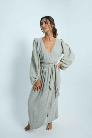Long wrap dress with a cute neckline and square open back. The Kimi dress is perfect as a casual chic outfit. Dress is from Back Cartel, the French brand for all backless lovers.