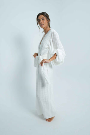 
            
                Charger l&amp;#39;image dans la galerie, Long puff sleeve and long length white dress by Back Cartel, the French brand for backless lovers. The Kimi white long dress is perfect for a chill summer night.
            
        